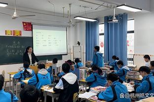 小吧来到勇士vs太阳的现场啦？大通中心用汉字写着“春节快乐”